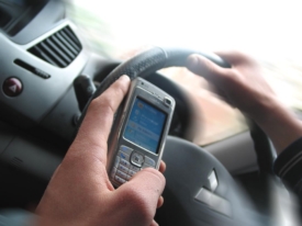820_driver-mobile-phone-hand