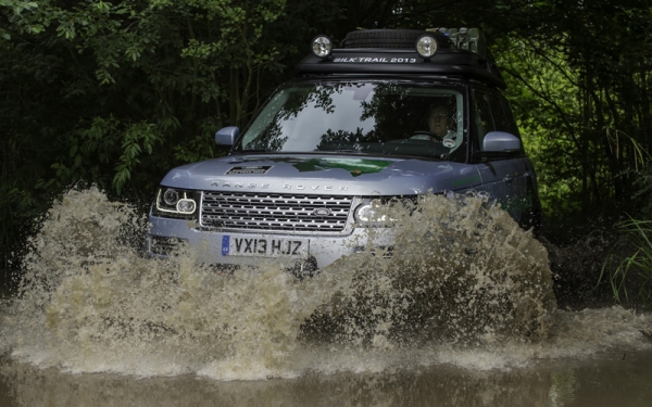 Range_Rover_diesel_hybrid_car_review_wading