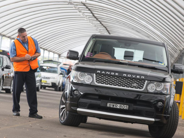 Manheim inspection team look over a Range Rover