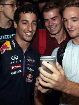 Daniel Ricciardo with fans
