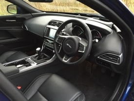 Jaguar XE 2.0 i4 R-Sport cockpit