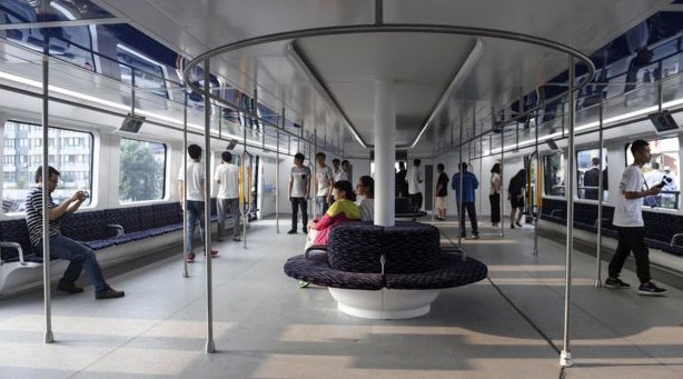 straddling bus